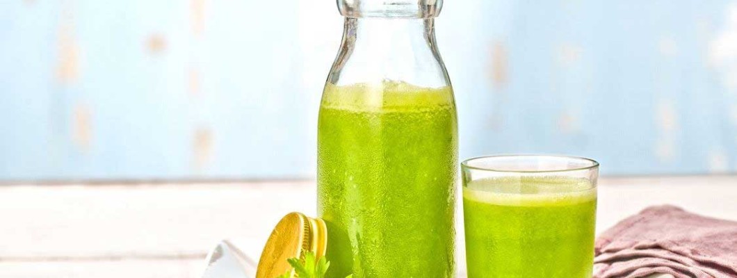 Suco verde de abacaxi, laranja e pepino