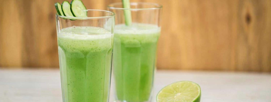 Suco detox verde com abacaxi e água de coco